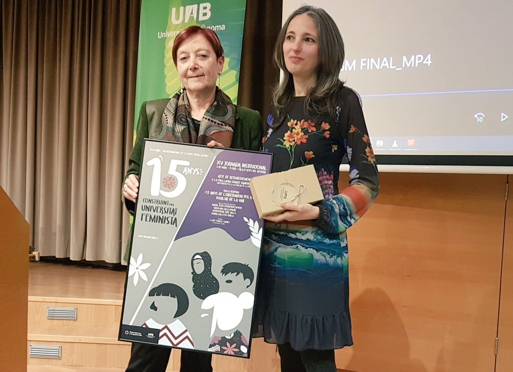 UABBarcelona's tweet photo. Laura Duarte, responsable tècnica de l'@Observatori_UAB, rep el premi de mans de la #rectoraUAB amb una gran ovació.
#UAB  #8mUAB #8m https://t.co/MjZSxNpNui
