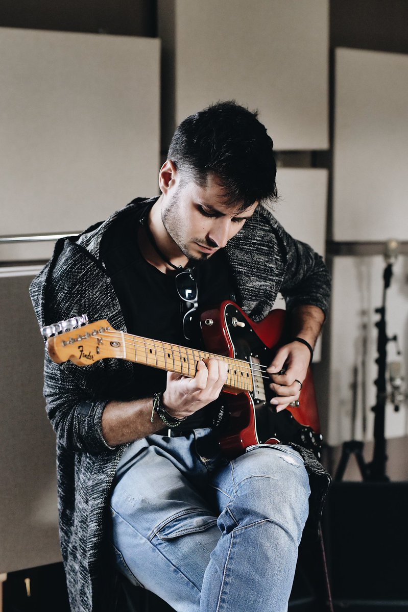 ¡Ayer tuvimos día de colaboraciones con <a href="/OniraMusica/">Onira música</a> ! 🙂🎸🎶
Recibimos la visita de dos guitar heroes como son #BorjaPorcel y #JaviHernandez que ya han aportado sus pinceladas a algunos temas. 💥