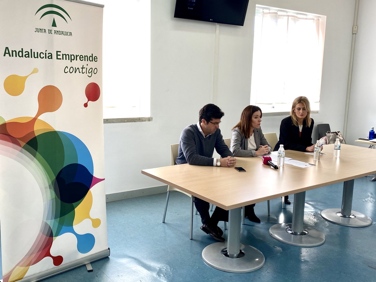 aytoguadaira's tweet photo. En la Biblioteca Editor José Manuel Lara, jornada ‘Women in bussines’, donde se aborda el papel de la mujer en la empresa y las experiencias exitosas de emprendimiento femenino en #AlcaládeGuadaíra con la delegada de Des. Económico @gelesballester @aemprende y @areaemprende https://t.co/4COKTlEddS