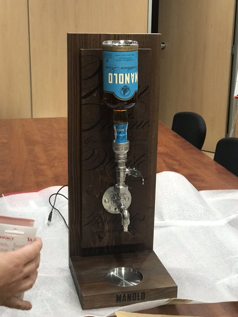 RonManolo's tweet image. Ron Manolo presenta su primer expositor de barra!