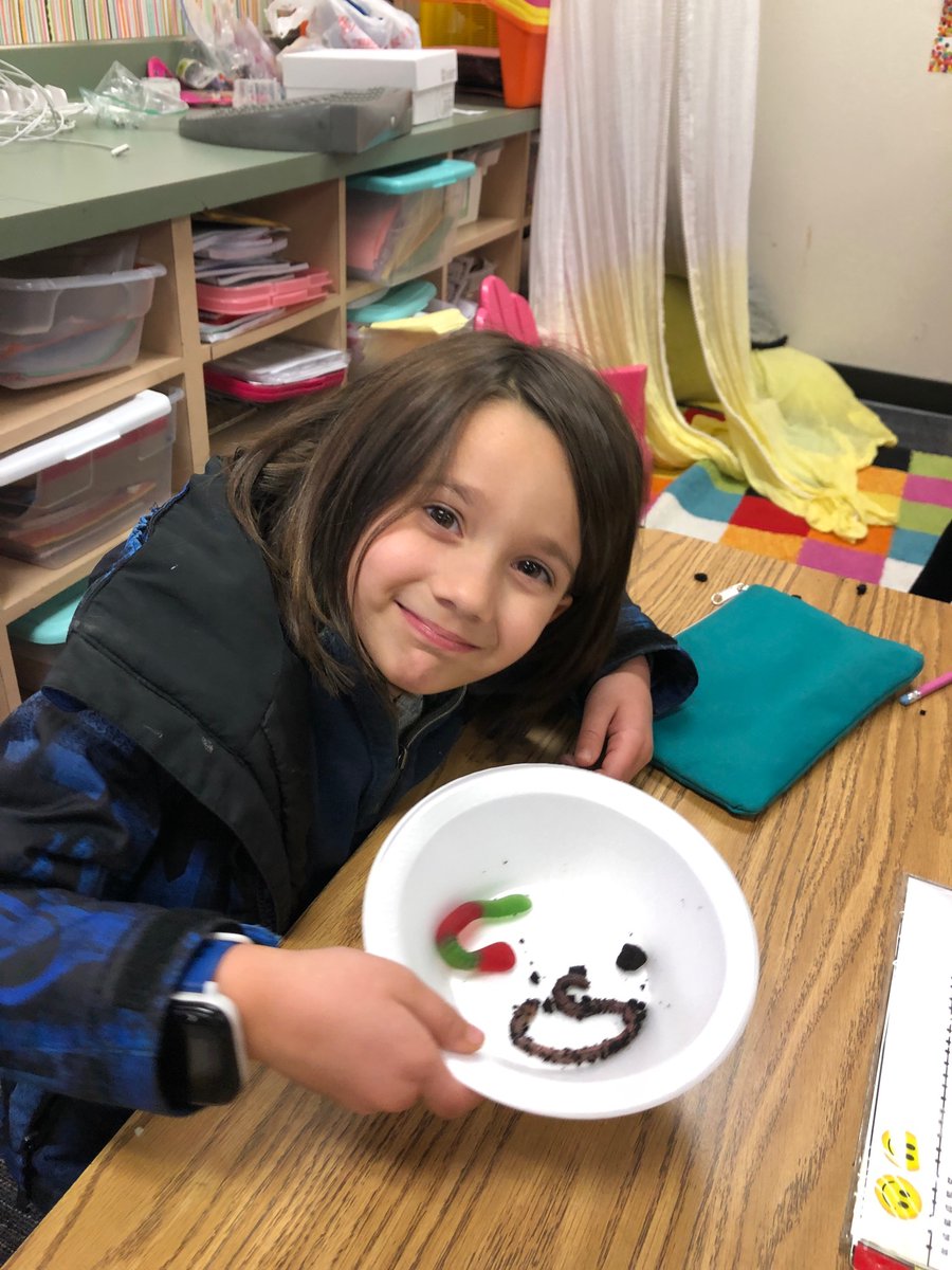 MrsBarmore1's tweet photo. Exploring living and non-living with gummy worms and live worms! @GunstreamFrisco https://t.co/crlYUV1c75