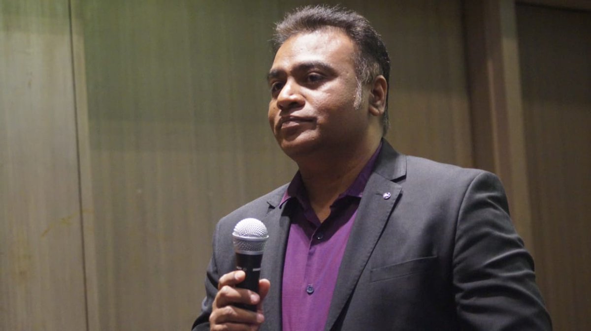 thinkdotdesign's tweet photo. In a one on one with future leaders at a Design Conclave "Re-imagining the "box": The design thinking way", Aleti Rama - Director, of Think design, Spoke with students about three important aspects of good design- empathy, creativity, and rationality. #ReimaginingTheBox #VJIM https://t.co/6TlVqJrCGH