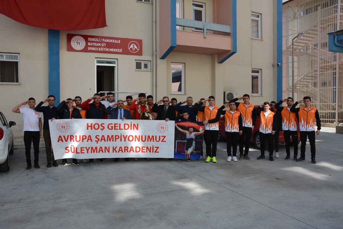 Akkent_Zeyve's tweet photo. Avrupa Şampiyonu #Denizli Bayram Şit Güreş Eğitim Merkezi Mezunu Güreşçimiz Süleyman Karadeniz, "Cepheye gitmeye hazırım" dedi. İdlib şehitlerinin ailelerine başsağlığı dileyen Karadeniz, ağabeyinin Şırnak'ta asker olduğunu hatırlatarak, "Ben zaten asker kardeşiyim dedi https://t.co/GhH98Dtz6P
