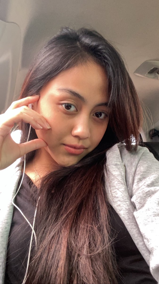 _siscasaras_'s tweet photo. Haihaiii aku ud slesai kuliah, lg otw mau take video cover🤭 https://t.co/wW4cggVO0S