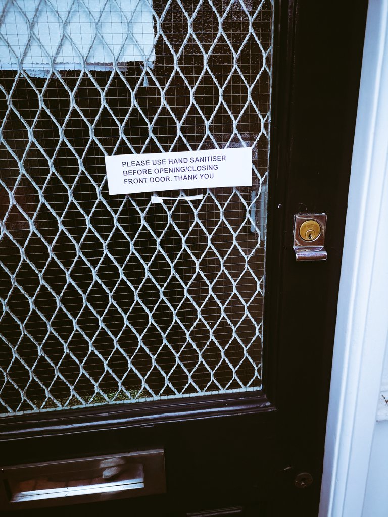 ndreoid's tweet photo. On my door. PanicoH PaPanicoH!
#London #perfectneighbour 😕 https://t.co/WBJdZw3UBD