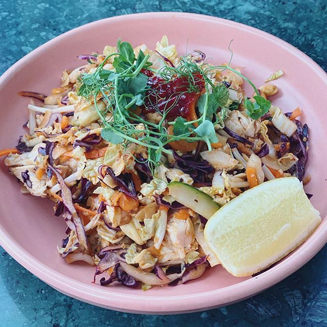 Dreamiest lunch at @daisygreencollection (Timmy Green) in Victoria last week. This is the Asian Peanut salad, fresh and full of goodness perfect for a lunch meet.

I love a good vibes brunch spot in Central London so any recommendations please hit me up! ift.tt/39s9755