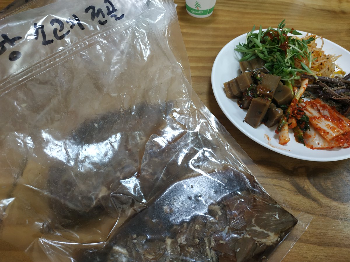 Famrecipe's tweet photo. #가문의레시피 는 쉽고 간편하게 먹을 수 있으면서도 건강에 해롭지않은 #양념소고기 테스트중이��요! 😝 과연 어떤 맛과 모습으로 완성이 되었을까요?
#신제품테스트 #식사아닌시식 #건강양념불고기 https://t.co/RmUfnMAdh4