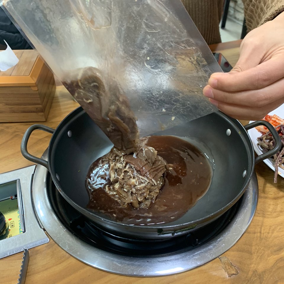 Famrecipe's tweet photo. #가문의레시피 는 쉽고 간편하게 먹을 수 있으면서도 건강에 해롭지않은 #양념소고기 테스트중이��요! 😝 과연 어떤 맛과 모습으로 완성이 되었을까요?
#신제품테스트 #식사아닌시식 #건강양념불고기 https://t.co/RmUfnMAdh4