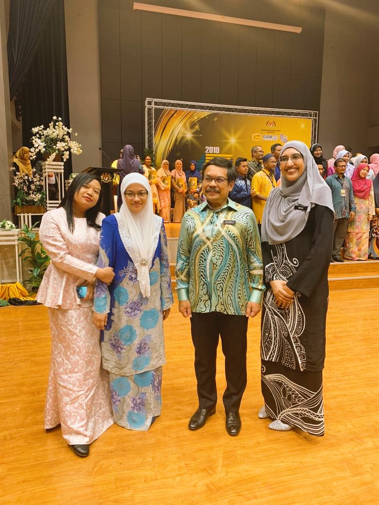 BpCkas's tweet photo. ALHAMDULILLAH &amp; TAHNIAH DIUCAPKAN KEPADA PEGAWAI² BP&amp;P, @CKASHQJKR YG MENERIMA ANUGERAH PERKHIDMATAN CEMERLANG @JKRMalaysia 2019
"Menerokai Potensi, Mengungguli Prestasi"
•PN @anita_shafie •PN DURRAH MUNIERAHHANIES •CIK RAHIMAH
@arkamaluddin @IrZulkefly @azudinmansor @badio64 https://t.co/yx4n3dvkmS
