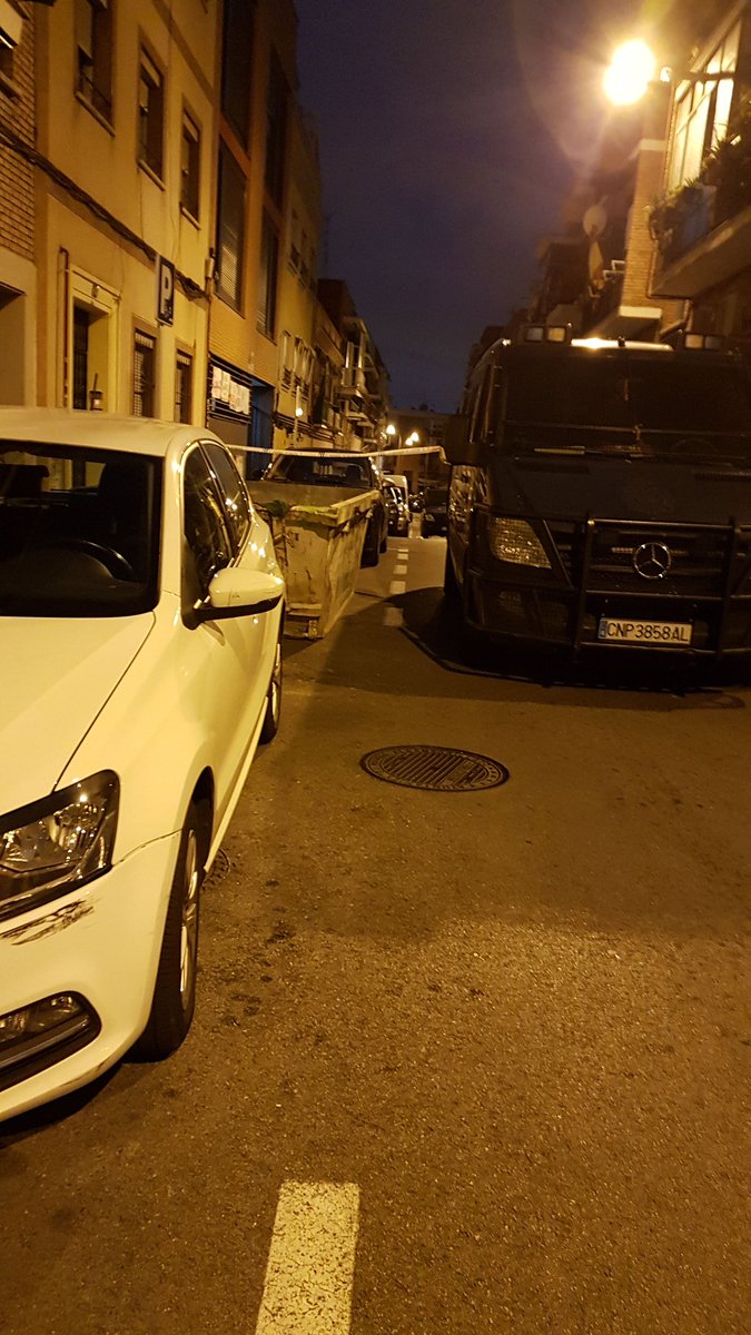 ViviendaUsera's tweet photo. Hoy se madruga para echar a una familia a la calle @Caixa que tienen como eslogan" Escuchar hablar hacer" @Coralhomes no le importa dejar a dos menores en la calle y Debora embarazada. Y les desahucia. https://t.co/PjfhM53GJI
