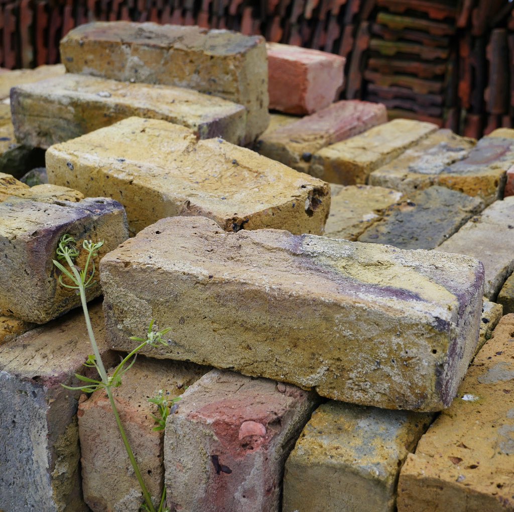 SalvageUK's tweet photo. We urgently need to rethink how we use materials #futuREuse - manufacturing 10 bricks uses the energy equivalent of a gallon of petrol - using #reclaimedbricks reduces the needless production of new materials #Reclaim #Reuse #Repeat #FCRBE #ClimateAction https://t.co/U6bbFco7jf
