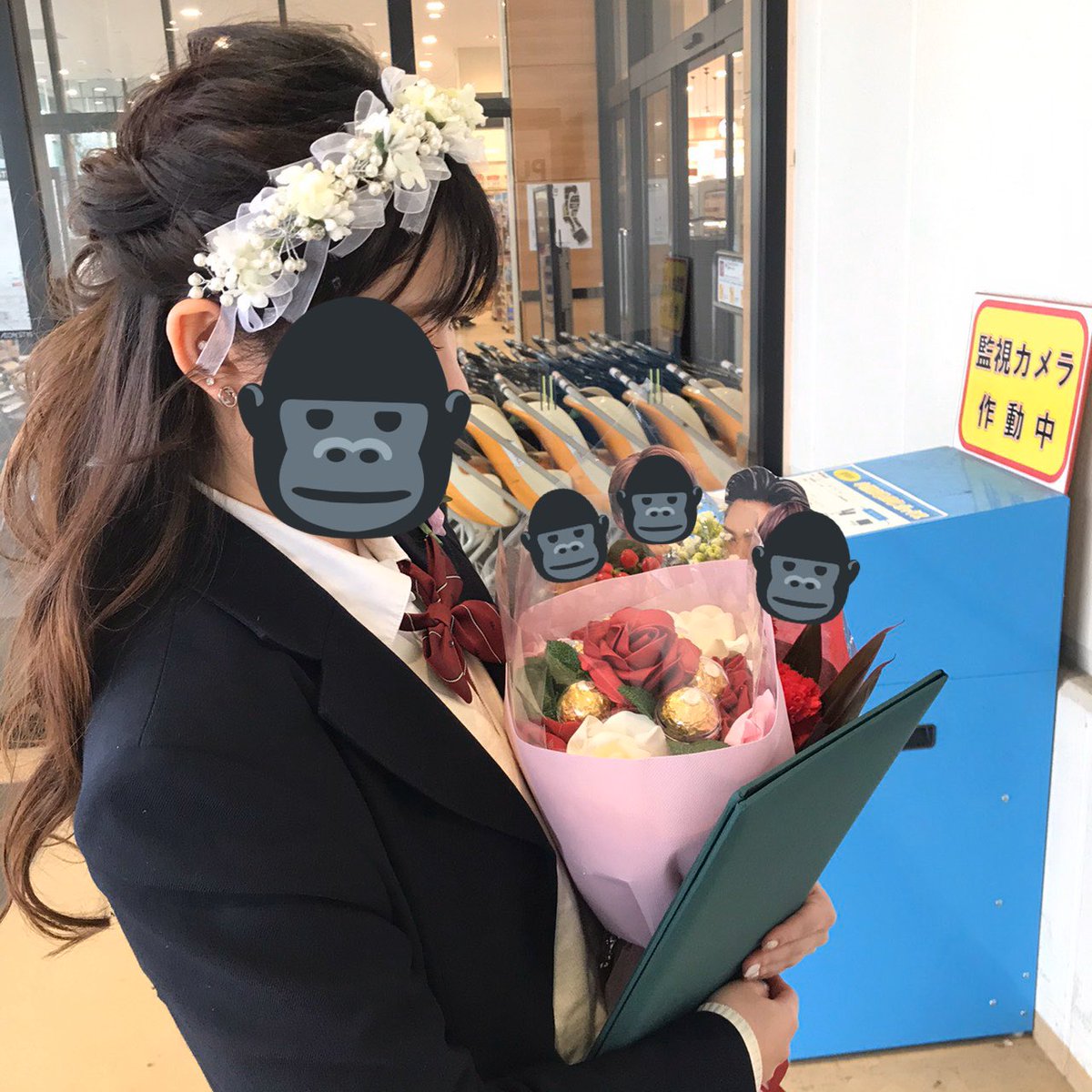 _jldh's tweet photo. ほんで登坂花束にささってんの友達持ってきてくれたのエモくね、
ほぼ隠れてるけど https://t.co/6s06hahfb3