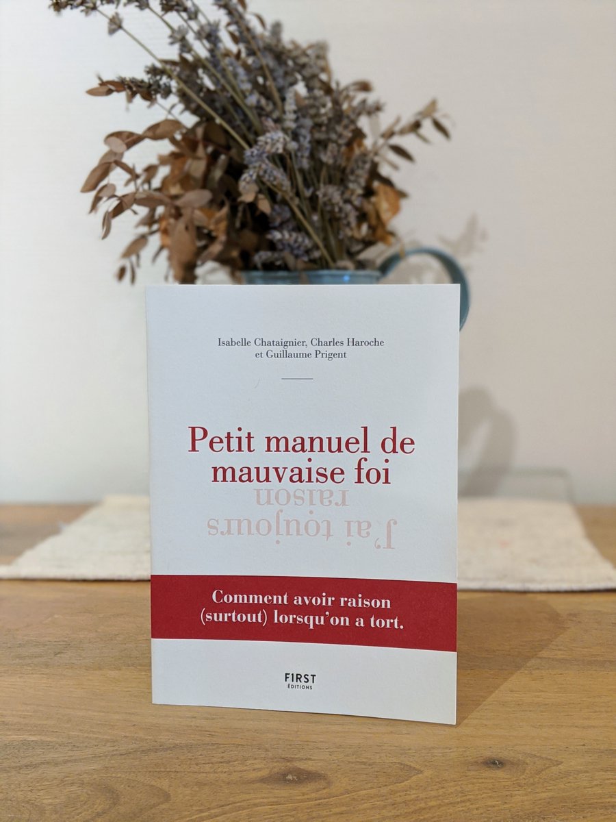 CharlesHaroche's tweet photo. Et voilà !

Aujourd’hui sort aux @EditionsFirst le « Petit Manuel de mauvaise foi » !📘

Un livre avec une promesse : comment avoir raison (surtout) lorsqu’on a tort😎

Ecrit avec @Chateigneuse et @g_prigent (et un peu de café) ce livre est désormais votre nouvel ami ! https://t.co/ix2CaJPLm3