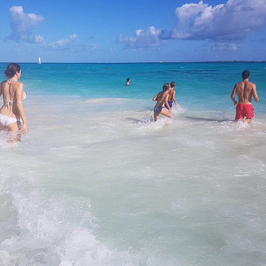 VIPTVKirsty's tweet photo. Behind the scenes at Grand Fiesta Americana Coral Beach with our creative team. 🎥🎬
#GrandFiestaAmericana #Mexico #Creatives #HotelMarketing #TBT #HotelVideo #MUA #Stylist #HotelVideoProduction #throwback https://t.co/i6yQ96b2SL