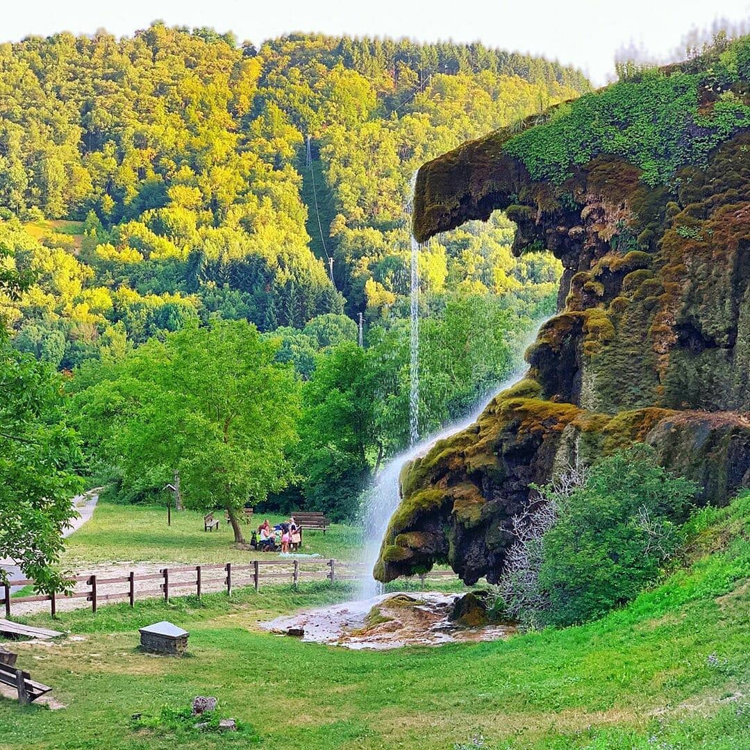 ERTourism's tweet photo. Discovering the #Labante caves when the nature creates shapes and amazing colors ⛰️
Ph. @giuliainpink | #inEmiliaRomagna #emiliaromagnaslow https://t.co/fCpxJOdZPS