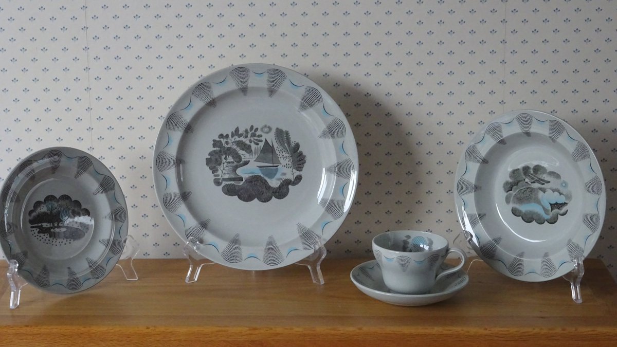 SlCathy's tweet photo. I have greatly enjoyed finding good homes for Mike's military history books, &amp; of course, the oak bookcase I bought to house them is now free for other purposes!

My little collection of Eric Ravilious designed vintage Wedgwood china looks lovely displayed on the top.  @DFRGEORGE https://t.co/UJoIC7oMS8