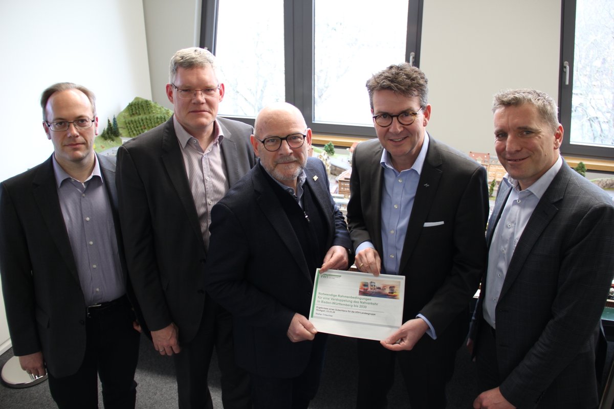 VDV_Verband's tweet image. Baden-Württemberg: Studie mit Maßnahmen zur #Verdopplung des ÖPNV-Angebotes bis 2030. Ausbauziele treffen auf Sanierungsstau. Dr. Pischon: "Vor uns liegt ein #Kraftakt." Verkehrsminister @WinneHermann: "Wir werden unsere #Ausbaustrategie weiterentwickeln." bit.ly/2uVO2B9