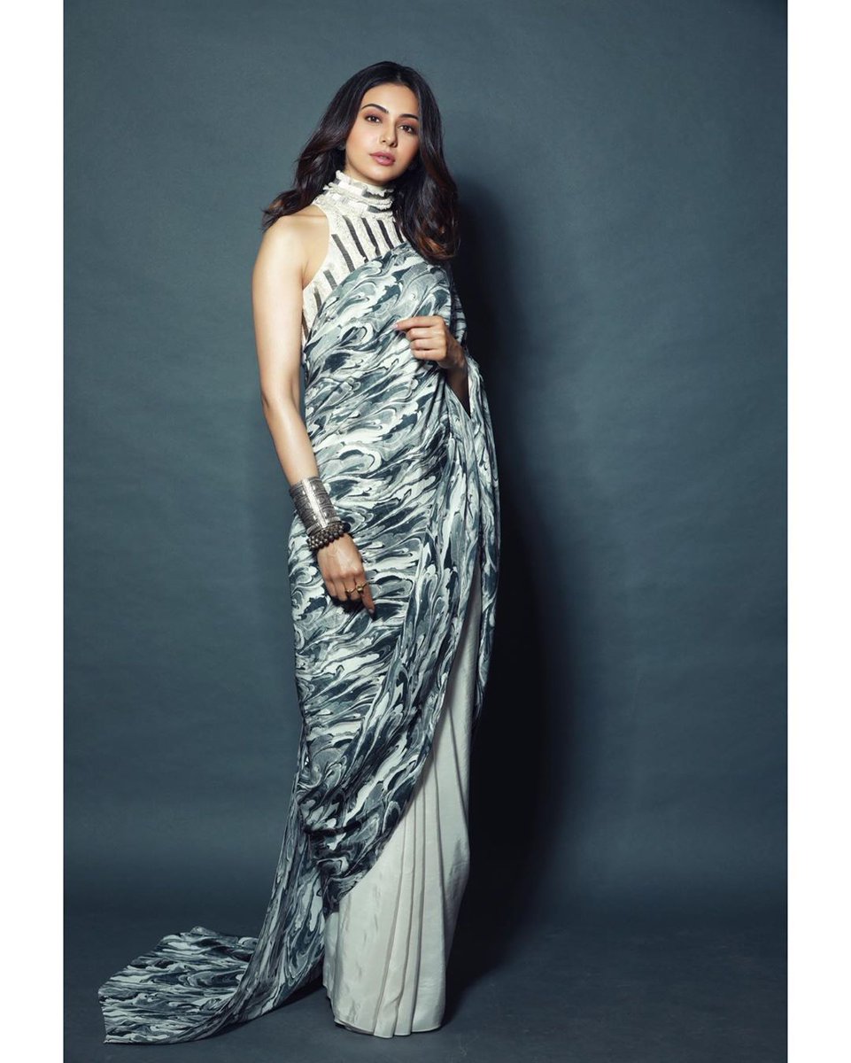 Fridayenter's tweet photo. Easy Breezy @Rakulpreet😍😍
 
#RakulPreetSingh https://t.co/ZxVsARmDVG