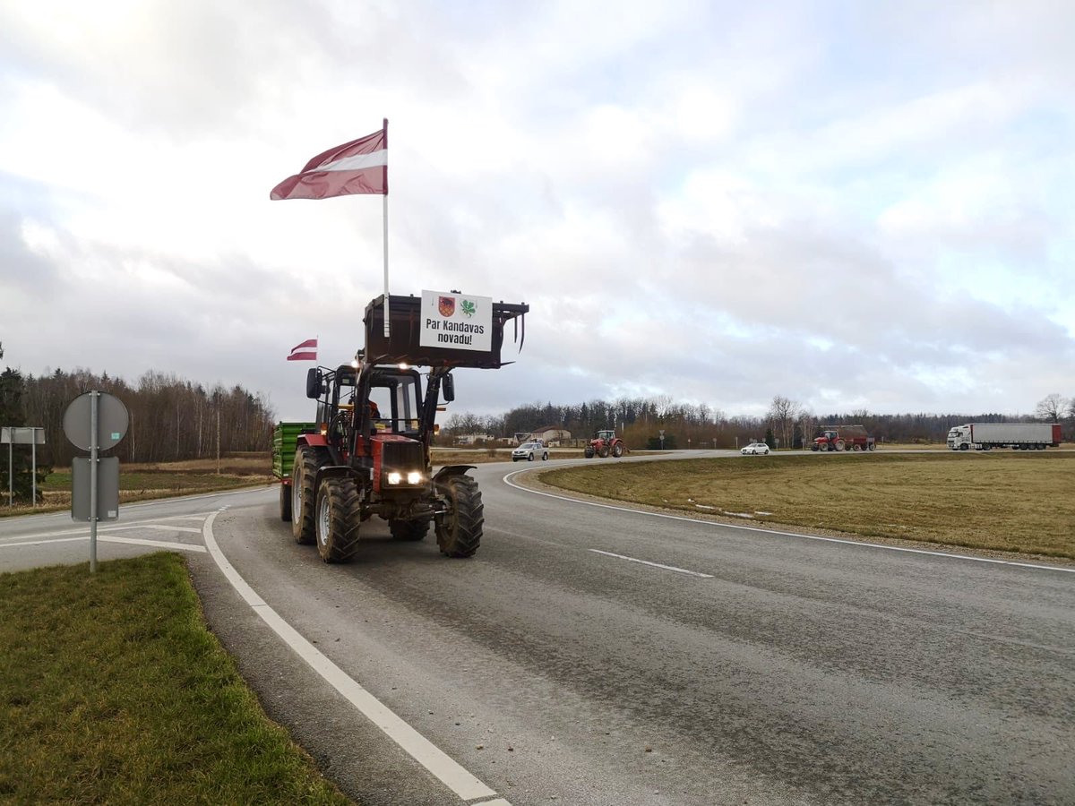 IMilovs's tweet photo. Šodien filmējam vairākos novados iedzīvotāju protestus pret administratīvi teritoriālo reformu. Pie Tukuma pirms brīža bija pamatīgts traktoru un smagās tehnikas salidojums! 🚜🚛🚚 #Tukums #Eleja @ltvzinas #LTVkamera https://t.co/6AEyrOu7ak
