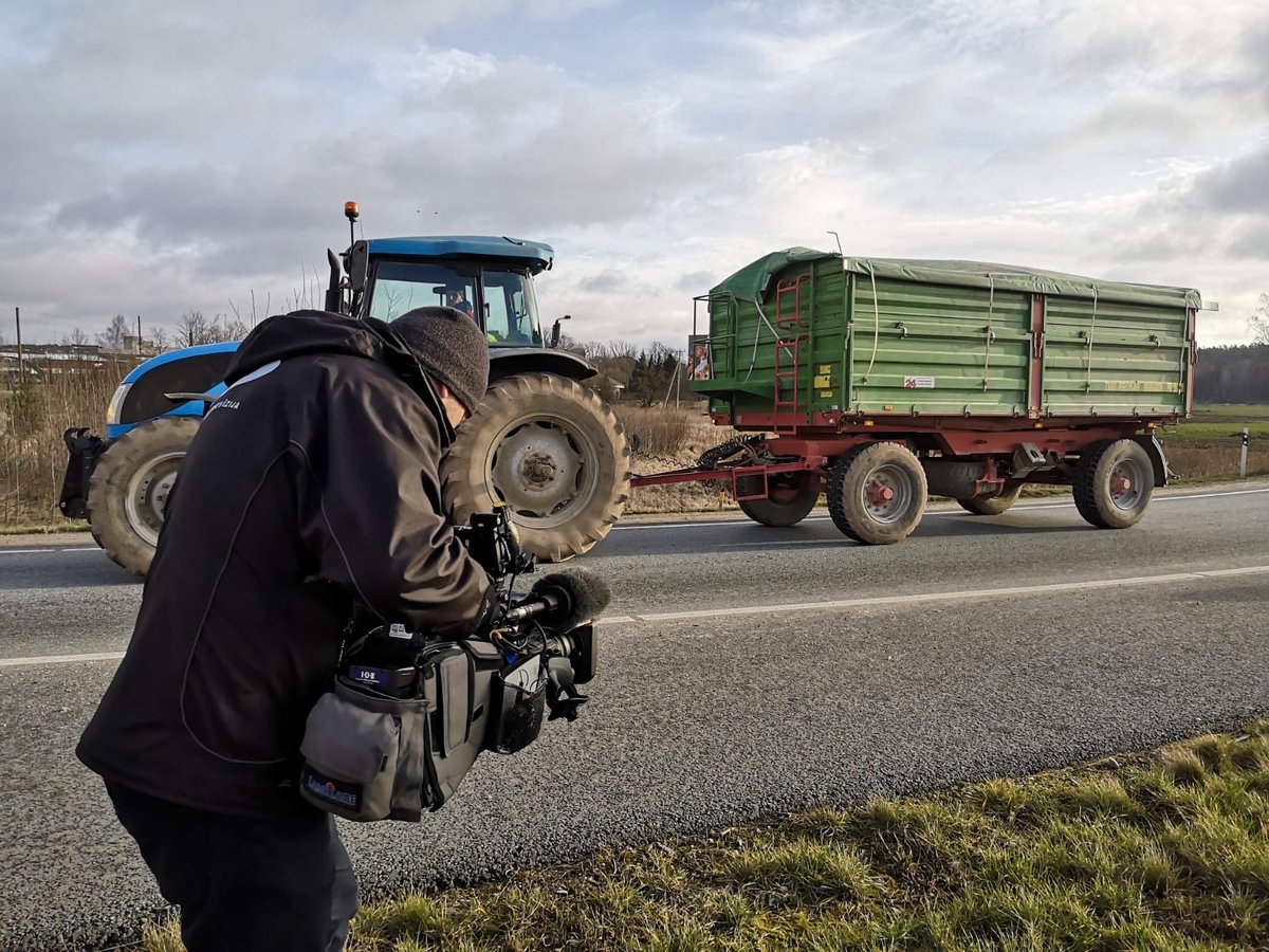 IMilovs's tweet photo. Šodien filmējam vairākos novados iedzīvotāju protestus pret administratīvi teritoriālo reformu. Pie Tukuma pirms brīža bija pamatīgts traktoru un smagās tehnikas salidojums! 🚜🚛🚚 #Tukums #Eleja @ltvzinas #LTVkamera https://t.co/6AEyrOu7ak