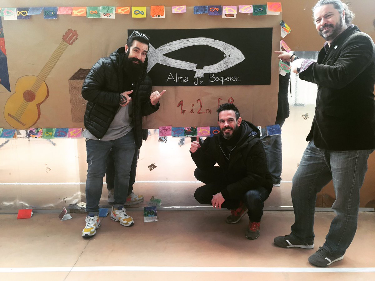 Madrugar para entrar a probar sonido en <a href="/escolateide/">Escola Teide</a> para disfrutar de un dia de Escola de Rock con la buena gente de <a href="/escoladerockedu/">Escola de Rock</a> y encontrar que los niños han hecho murales tan preciosos como ese: FELICIDAD!!! Gracias preciosos, el día empieza bien... ARSAAAA!