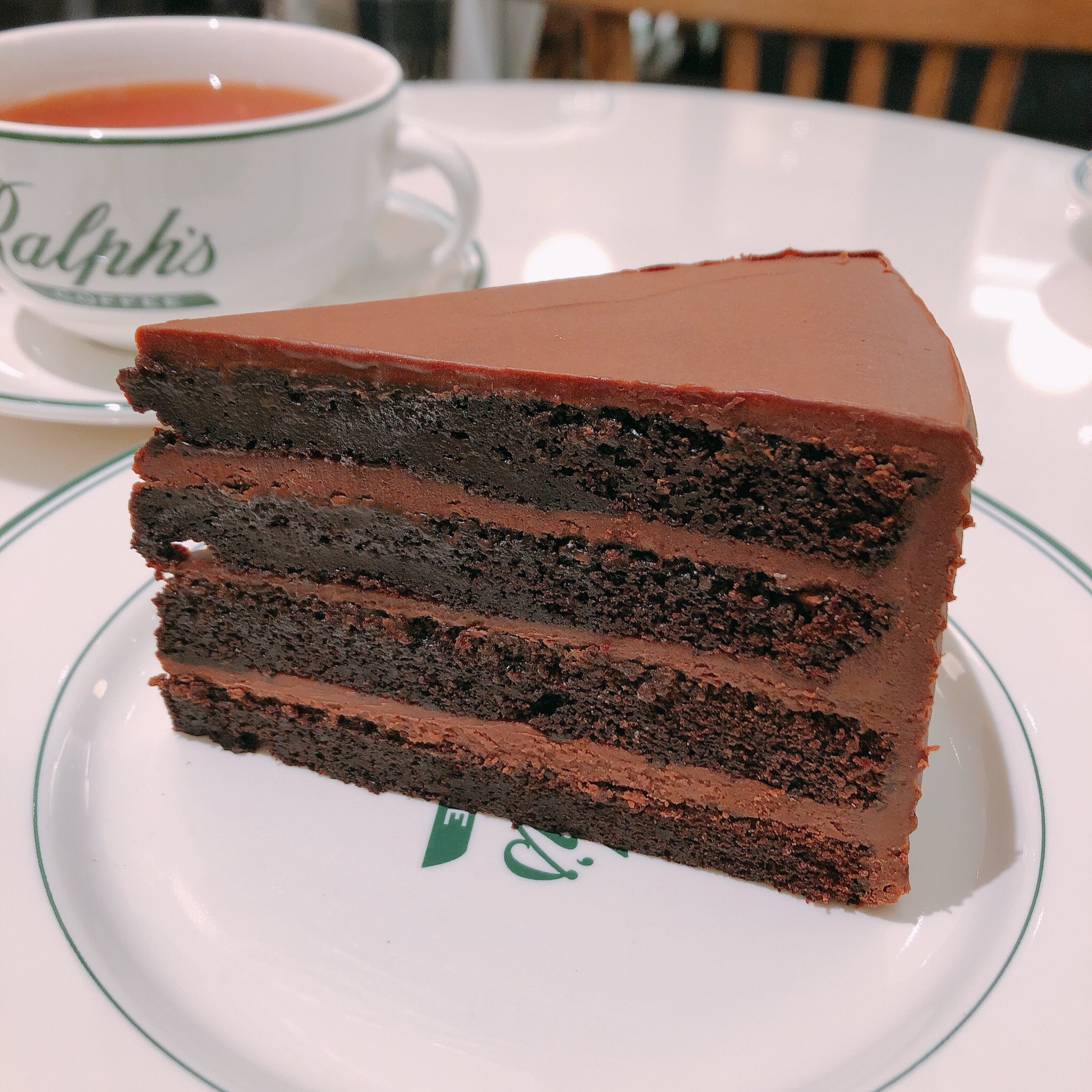 千早茜 たまにザ アメリカなチョコレートケーキが食べたくなるなと思っていたらラルフローレンのカフェ Ralph S Coffee ラルフズ コーヒー にあった ラルフズチョコレートケーキ ねっちりチョコ生地にこてこてのチョコクリーム ドンとでかい
