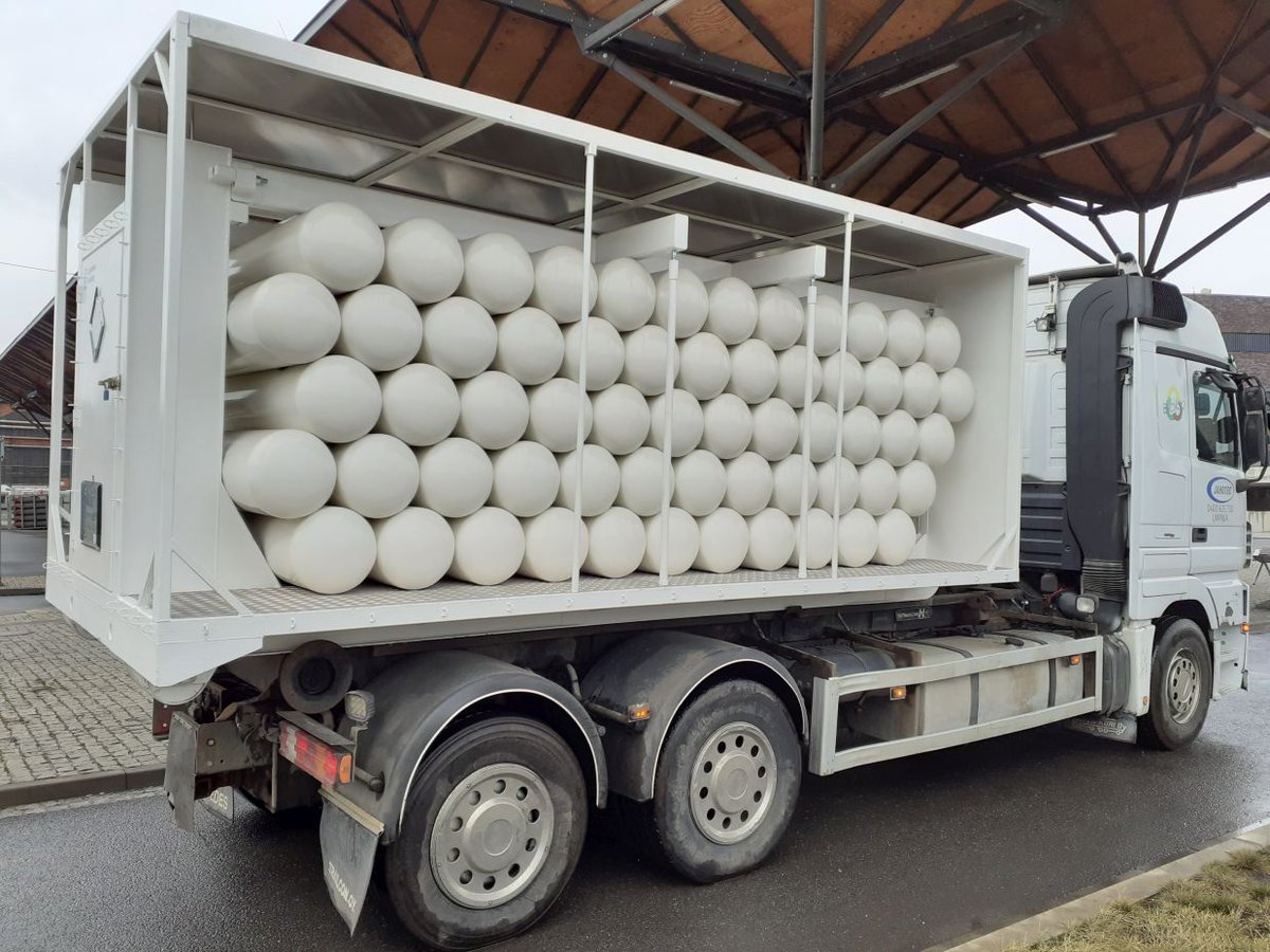 cyl_hol's tweet photo. Another customers‘ truck arrived for brand new transportable CNG storage solution, completely designed, produced and tested by Vitkovice Cylinders. How iconic when leaving through DOV!
#TPED #300bar #GreenEnergy https://t.co/VFQi4uKaLz