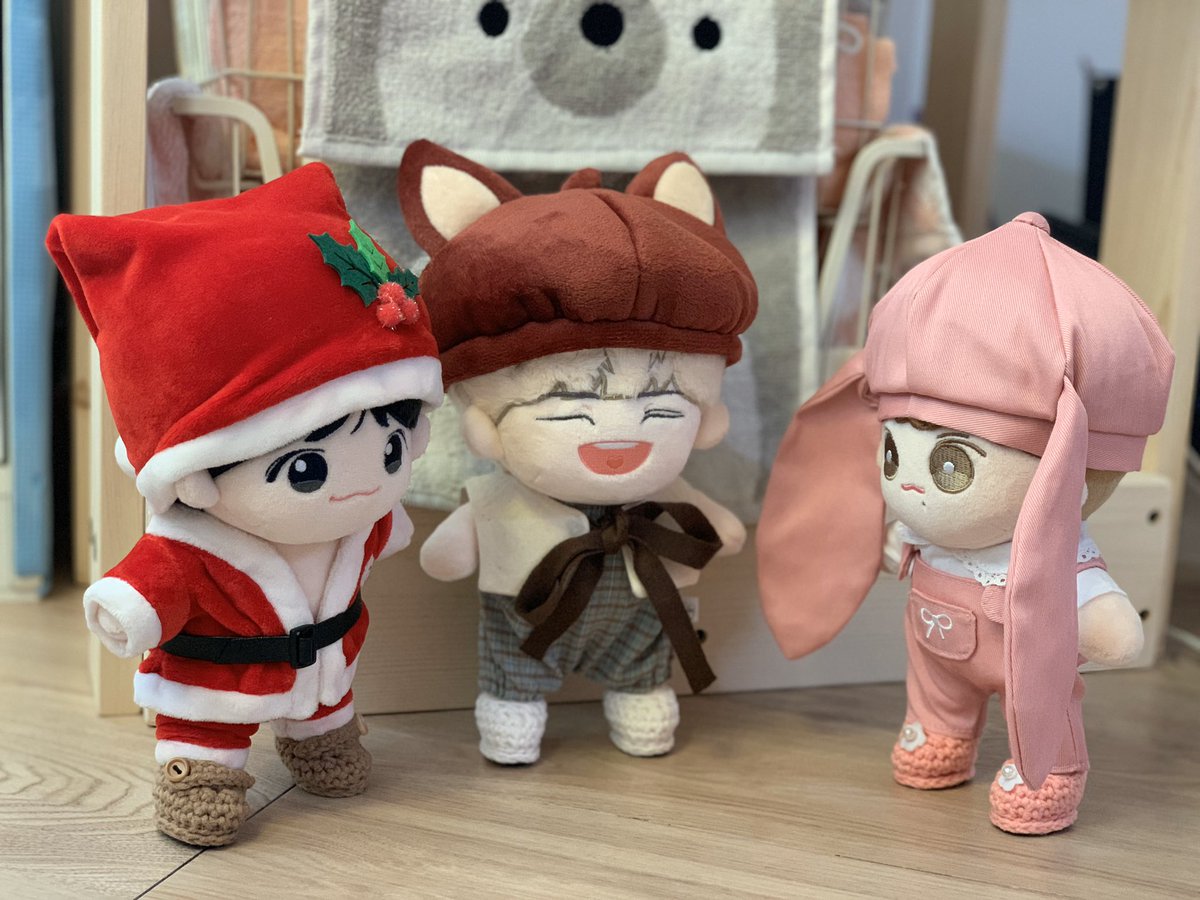 Perfect timing! #영민 의 #좋게끝내 뮤비 공개 날 #임리다 와 #새싹웅 이 엄마 품에 왔어요~휘리(#체리휘밍이)가 꽃단장하고 형아들 맞이합니다💕우리 멋진 #영웅즈 세상에 내보내주신 @ab_1_2_bro 님께 감사드려요! 아가들 착장 정보는 타래로~ #AB6IX_인형 #임영민_인형 #전웅_인형 #이대휘_인형