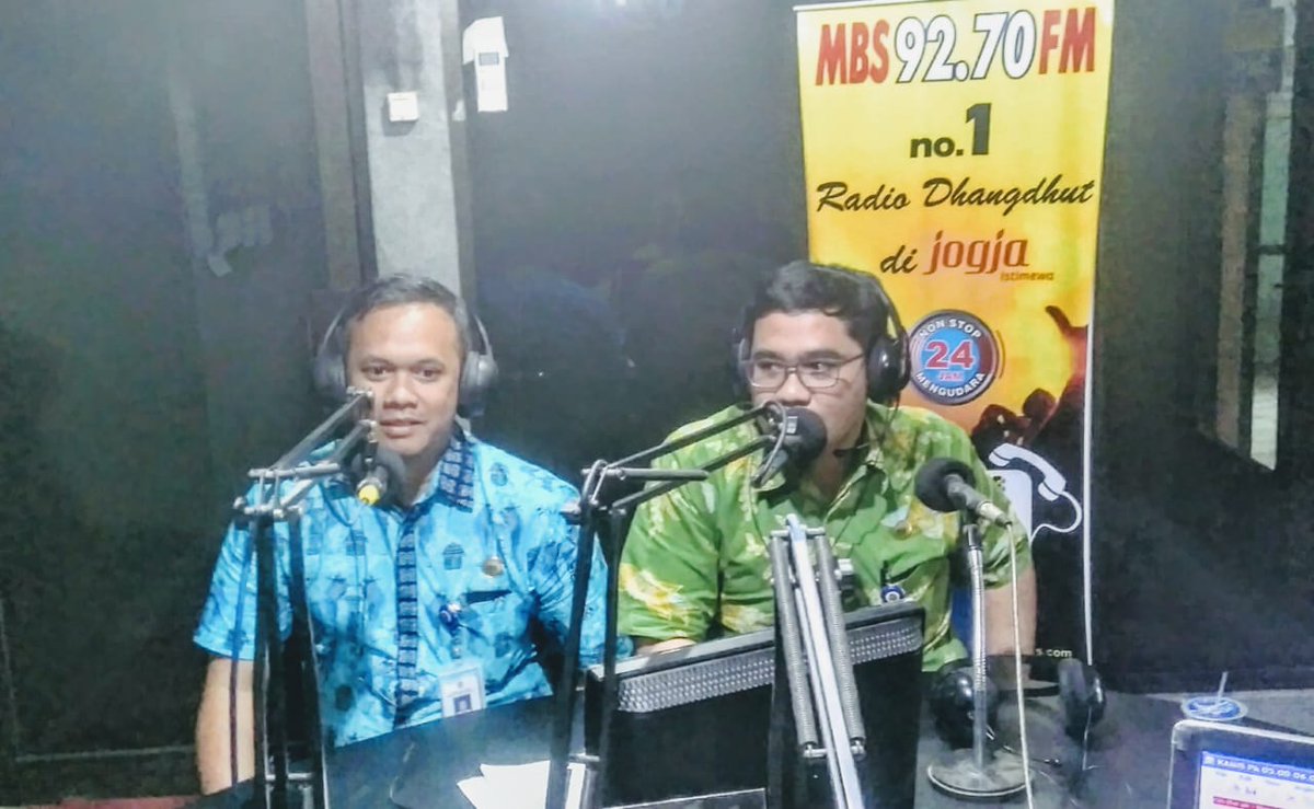 RadioMBSFMJogja's tweet photo. #BincangSiangMBS
Bersama Balai Pengelolaan Kekayaan Intelektual Disperindag DIY, narasumber Bp. Kartika Asmara Luluh, ST. &amp; Tri Sajiwo, ST. - Penyuluh Perindustrian &amp; Perdagangan Balai Kekayaan Intelektual membahas "HKI untuk Kesejahteraan Masyarakat".
Host: Hera https://t.co/urOh221xmD