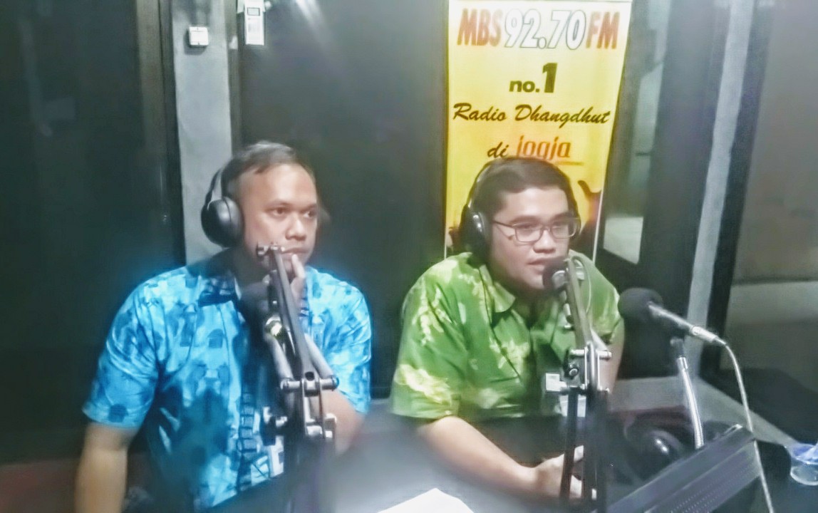 RadioMBSFMJogja's tweet photo. #BincangSiangMBS
Bersama Balai Pengelolaan Kekayaan Intelektual Disperindag DIY, narasumber Bp. Kartika Asmara Luluh, ST. &amp; Tri Sajiwo, ST. - Penyuluh Perindustrian &amp; Perdagangan Balai Kekayaan Intelektual membahas "HKI untuk Kesejahteraan Masyarakat".
Host: Hera https://t.co/urOh221xmD
