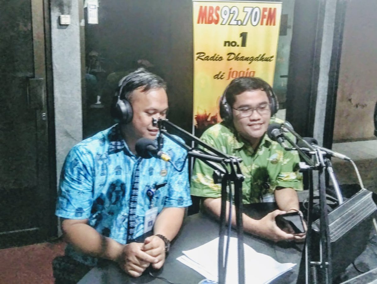 RadioMBSFMJogja's tweet photo. #BincangSiangMBS
Bersama Balai Pengelolaan Kekayaan Intelektual Disperindag DIY, narasumber Bp. Kartika Asmara Luluh, ST. &amp; Tri Sajiwo, ST. - Penyuluh Perindustrian &amp; Perdagangan Balai Kekayaan Intelektual membahas "HKI untuk Kesejahteraan Masyarakat".
Host: Hera https://t.co/urOh221xmD