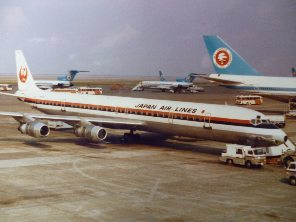 イリューシン62 羽田空港 1980年か81年 トライスター機の右翼にエンジンがもう一個吊り下げられていた