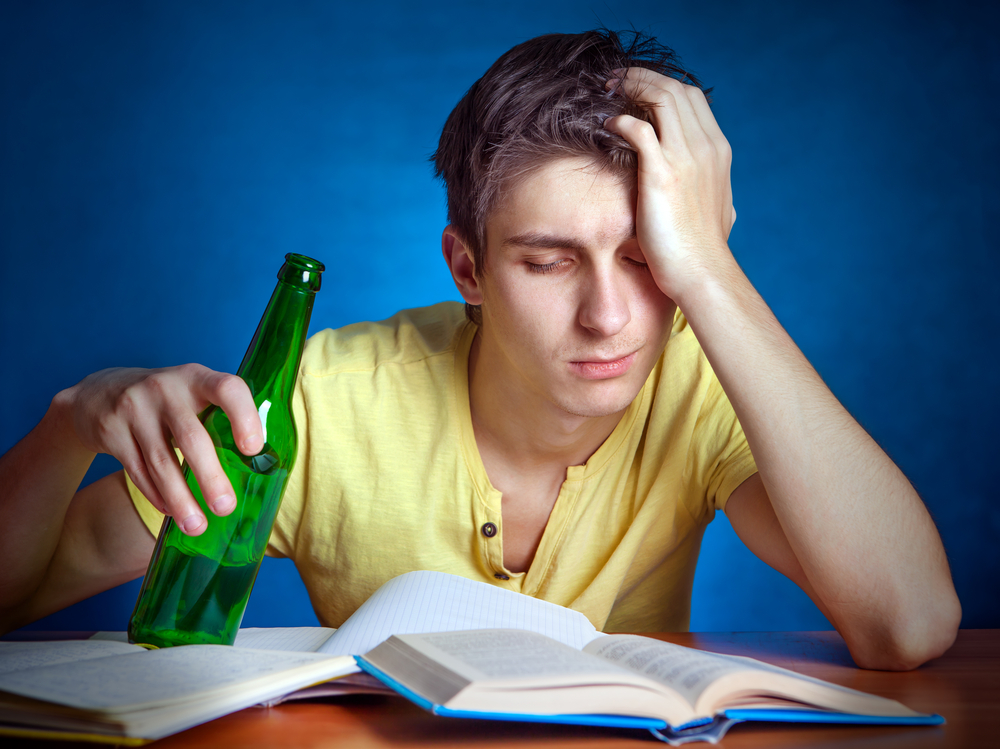 У молодого пьющего. Алкоголизм студентов. Студенты пьют. Студенты и алкоголь. Пьющий студент.