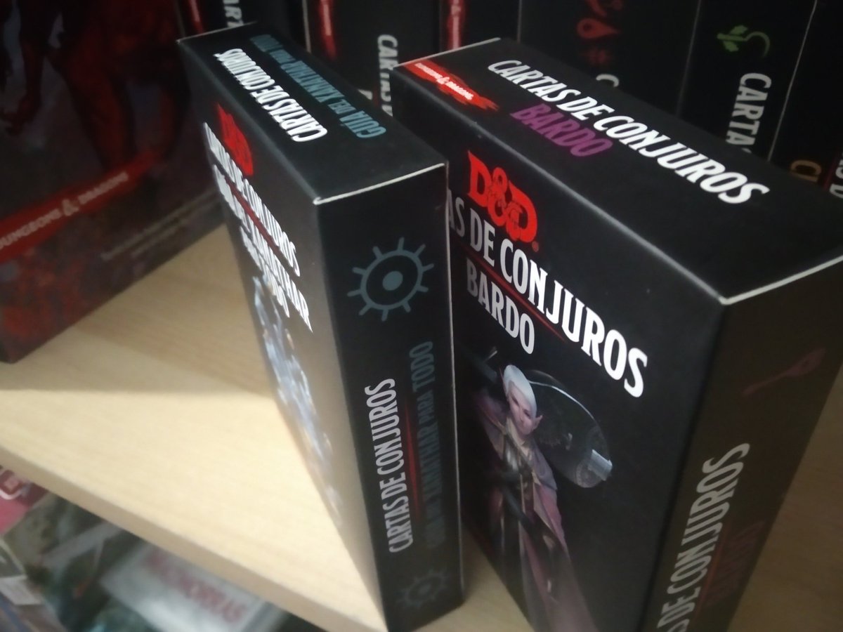 DungeonMazmorra's tweet photo. Señor@s de @Edge_Ent, hubiese estado bien que las #cajas de cartas de #conjuros, #objetosmagicos y #monstruos guardasen TODAS uniformidad en el diseño. La orientación de los títulos no coincide siempre, en algunas cajas aparece el logo de #dungeonsanddragons arriba, en otras no.. https://t.co/uYb19ahOWR