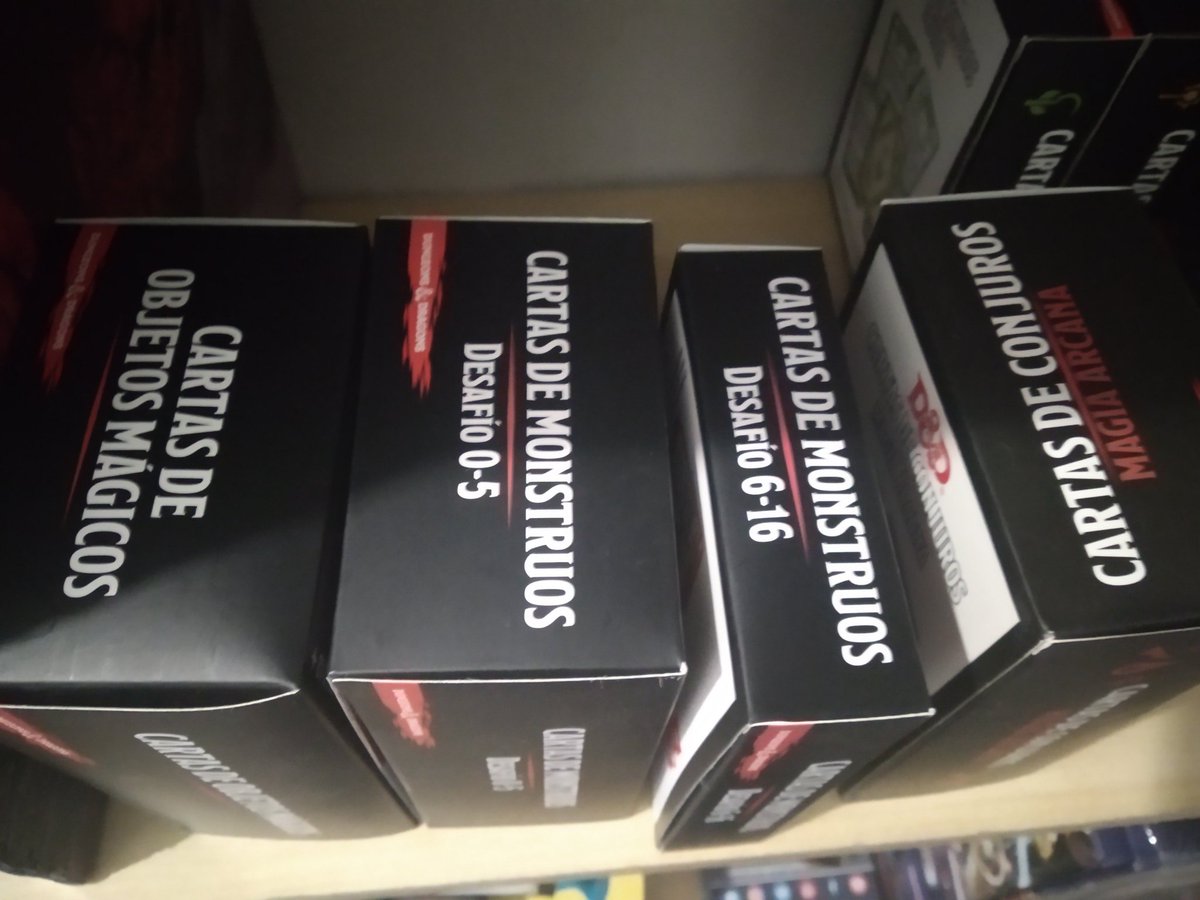 DungeonMazmorra's tweet photo. Señor@s de @Edge_Ent, hubiese estado bien que las #cajas de cartas de #conjuros, #objetosmagicos y #monstruos guardasen TODAS uniformidad en el diseño. La orientación de los títulos no coincide siempre, en algunas cajas aparece el logo de #dungeonsanddragons arriba, en otras no.. https://t.co/uYb19ahOWR