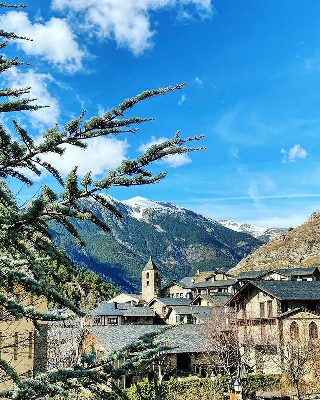 _walktheworld_'s tweet photo. Allez, il y avait quand même un peu de neige en Andorre. Mais oui, tout là haut sur la montagne 🏔😅
Mais bon, pour les fans de ski, rassurez-vous au niveau de la station Ordino-Arcalis (700 m plus haut que Ordino village), la poudreuse est bien là 😉
.… https://t.co/xrWJg1N7yy https://t.co/Q5MxP32OED
