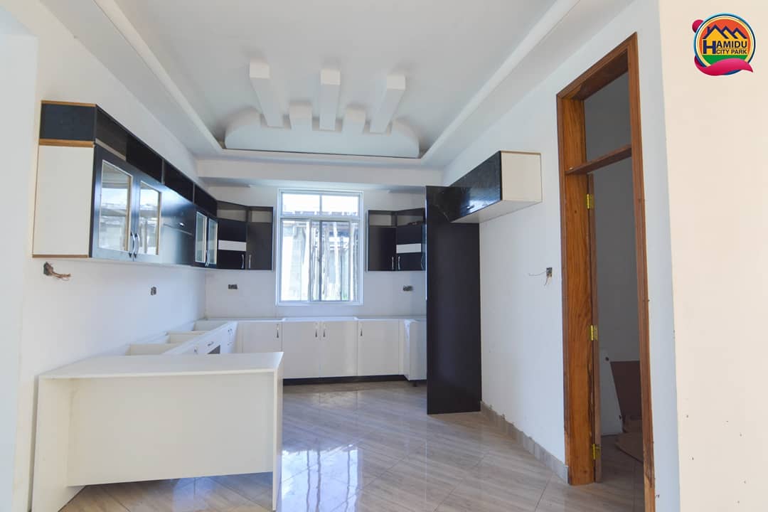 hamidu_city's tweet photo. #OpenKitchenDesign on #Antelope House. Look how beautiful it is. A good thing about this design is that you can be in the kitchen but still watch whats going on at sitting room.
#Designs #OpenKitchenDesign #kitchenWadrobe #HouseDesigns #Houses #HousesForSale #HamiduCityPark https://t.co/1QnVc5FcJq