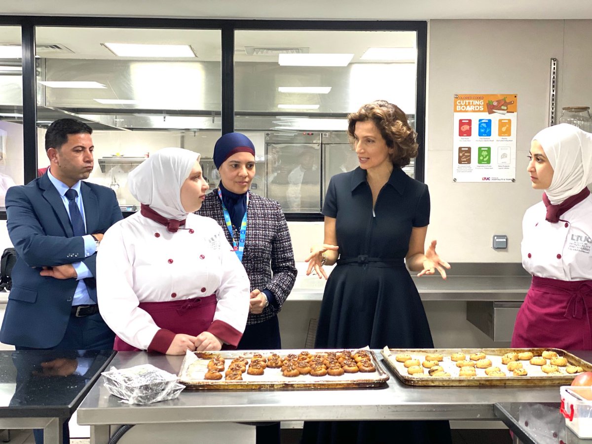UNESCOJordan's tweet photo. توفر اليونسكو للشباب المتضررين من الأزمة السورية فرصًا للتعليم بعد الثانوي من خلال برامج تدريبية، وذلك بفضل التمويل المقدم من جمهورية كوريا. قام مكتب اليونسكو في عمّان بتدريب 622 طالبًا منذ عام 2016.
يشرفنا زيارة كلية لومينوس الجامعية التقنية مع سعادة السيدة أودري أزولاي
#SDG4 https://t.co/x7HmtKuiH7