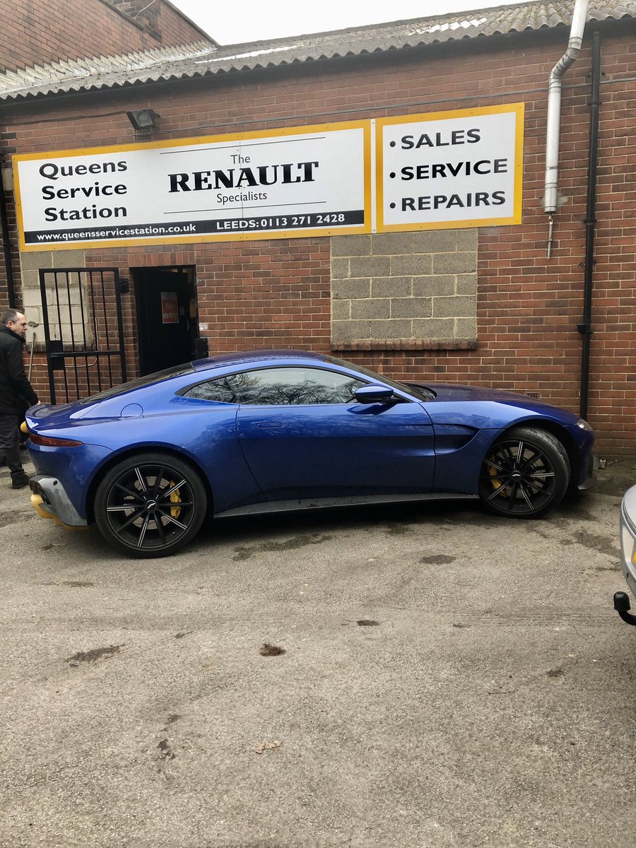 QueensService's tweet image. Nice Aston Martin 😘 #Leeds