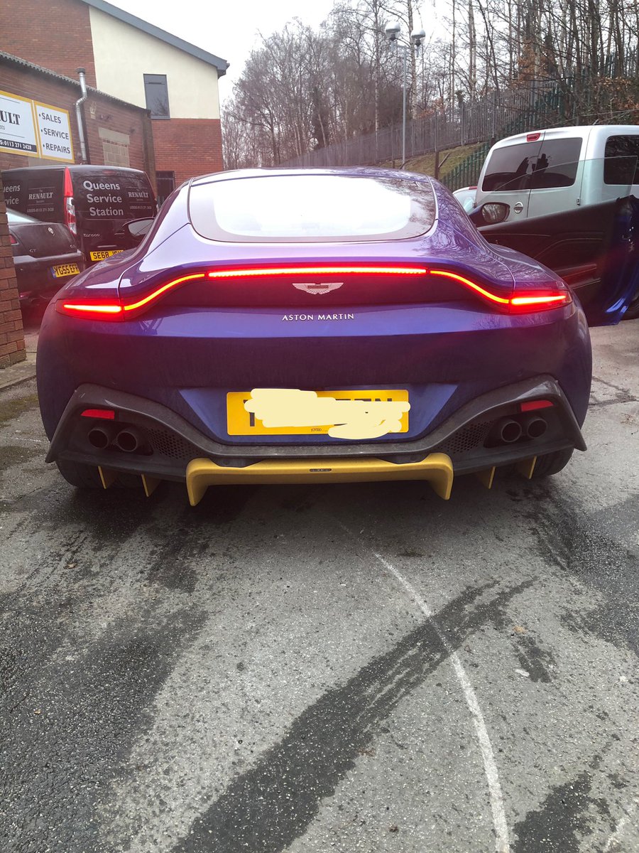 QueensService's tweet image. Nice Aston Martin 😘 #Leeds