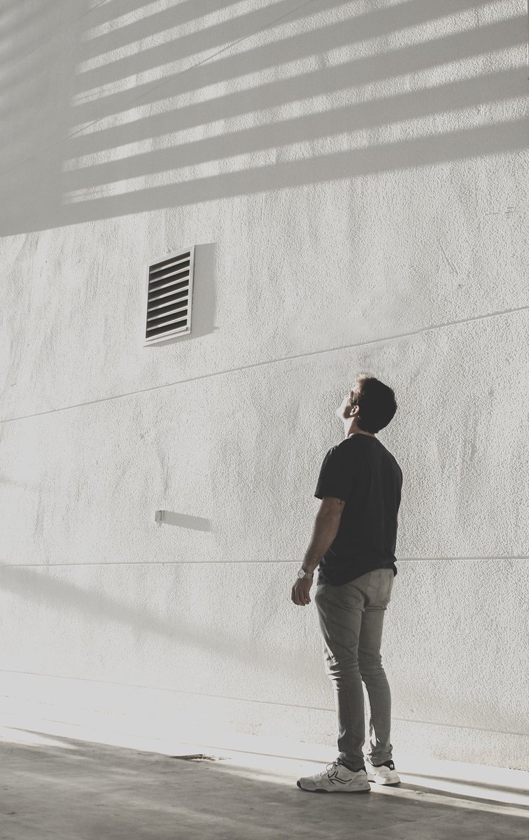 andresargn's tweet photo. Fue entonces ahí, justo en ese momento.

La luz que atravesaba las afiladas persianas, dejando ese curioso patrón en la pared hizo que me acordará de ti una vez más.

Porque se que estés donde estés estarás bien, estoy seguro.

Seguiré luchando, te lo prometo. https://t.co/JF9ajDYe7s