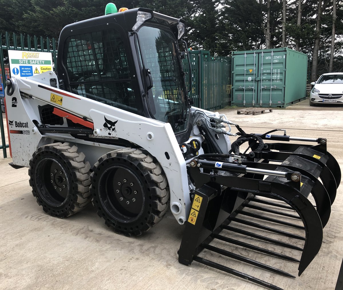 Now available Bobcat S450 Skidsteer with a variety of attachments to suit your specific job requirements! #rocketrentals #bobcat #skidsteer #planthire