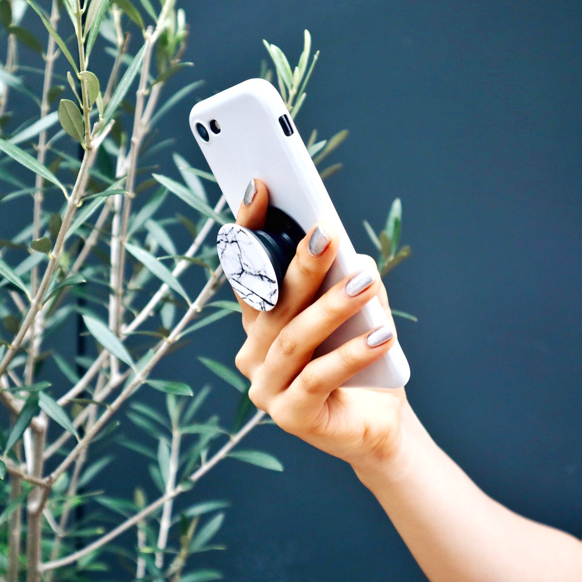 ট ইট র ロフト公式 話題の商品 ポップソケッツって 掴む 立てる 取り付ける ことができる モバイルアクセサリー 指で挟めばスマホの操作が安定 落下防止としても スタンドとしても使えます デザインも多種多様だから 選ぶのも楽しいんです