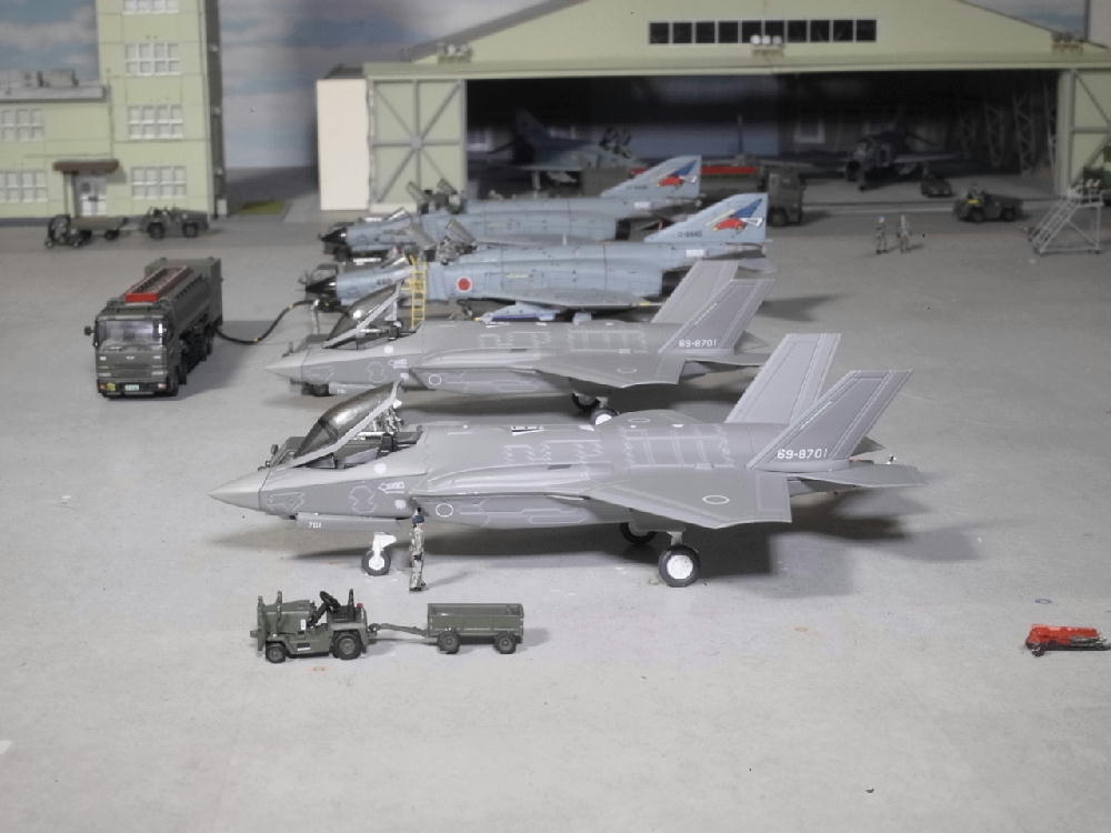 CRrailway's tweet photo. #航空自衛隊基地ジオラマ ＃技MIX の代わりにF-35Aは童友社の1/144です。キャノピーを無理やり外してオープン状態に。あとは3月2日に公開された第302飛行隊のマークは、予想通りロービジのスモールタイプの尾白鷲でした。1/144のデカールが発売されたら機体番号共々、貼る予定です https://t.co/zp2Tr3rp0Y