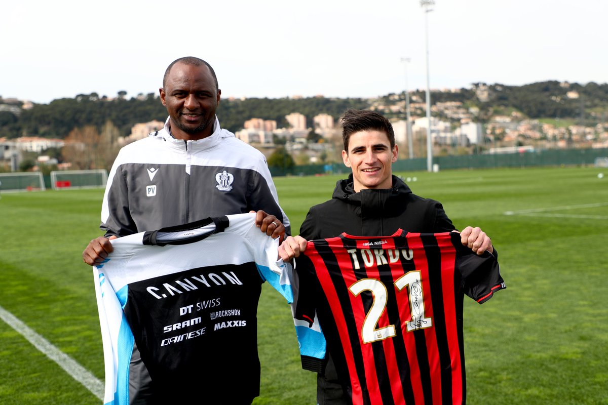 🚵‍♂️ Un champion niçois en visite ! 

Dans le top 5 mondial en VTT en 2018 et 2019 (catégorie Enduro), <a href="/tordo_dimitri/">Dimitri TORDO</a> est venu saluer les Aiglons 🤝🔴⚫️