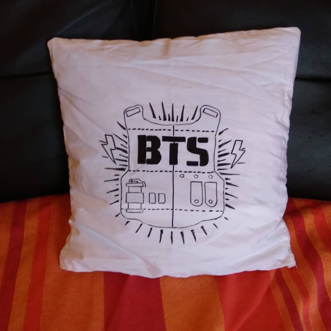 Nekolands1's tweet photo. Preparando cojines pintados a mano para el #SalonMangaJerez
#BTS #kpop #anine #cushion https://t.co/DtAogW6y9t