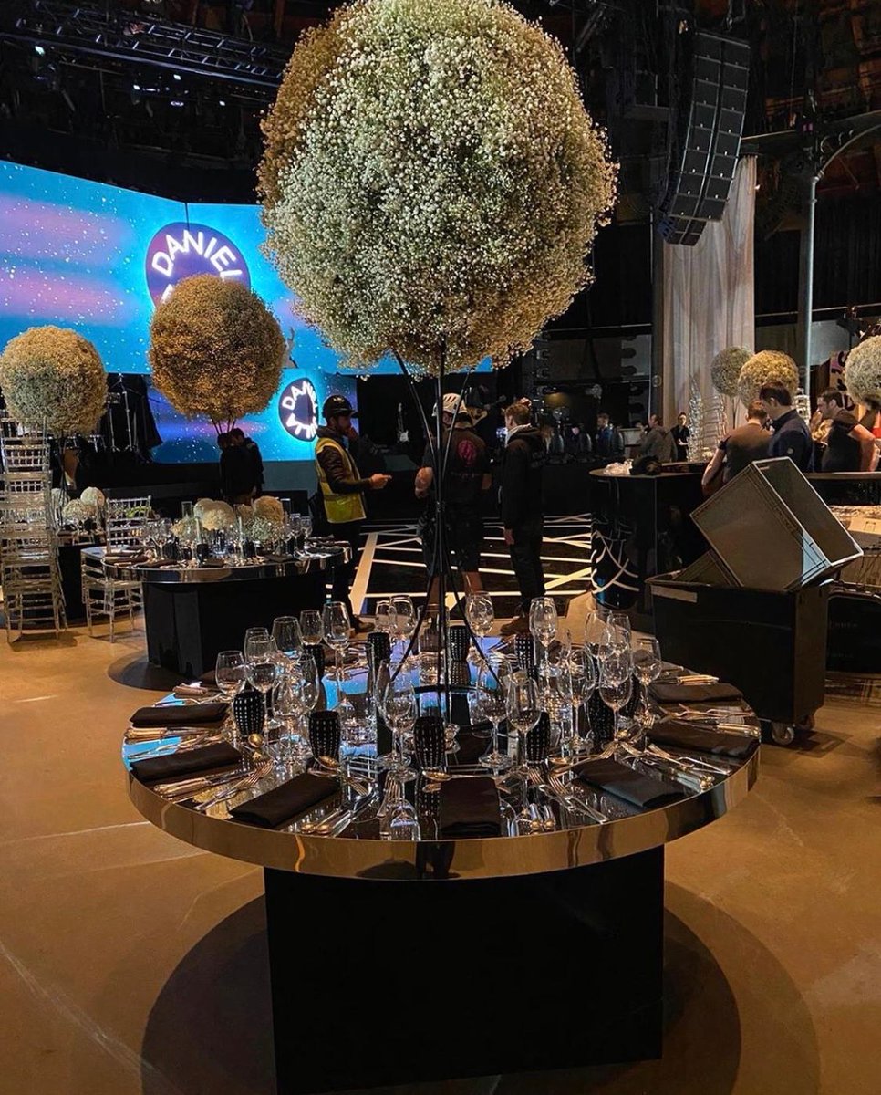 The best seat in the house when you’re on our Mirrored Tables ✨ 5ft 6in Round Silver Mirror Table on a Black Plinth Base. Bases are a great way to eliminate table legs without hiring linen (sorry catering friends!). These are available in a large range of colours too 😁