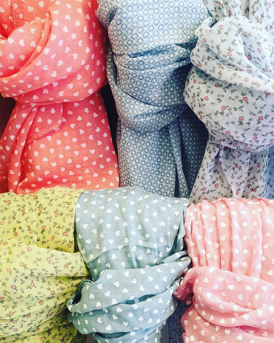 pilart16's tweet photo. Fulares con mucho colorido primaveral 🌻❤#pilarttienda #fulares #fularesprimavera #complementos #moda #comerçlocal #Viladecans #baixllobregat https://t.co/etZIAzsts0