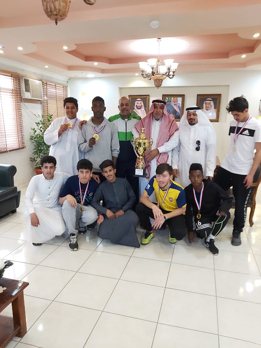 alrabeaActivity's tweet photo. #مكتب_تعليم_جنوب_المدينة
الاستاذ عبد الحفيظ الرحيلي رئيس قسم الرياضيات بمكتب التعليم جنوب المدينة والمشرف المنسق لثانوية عبد العزيز الربيع يشارك الطلاب فرحتهم بحصولهم على كأس بطولة المكتب لكرة السلة ويلتقط الصور التذكارية معهم https://t.co/TugRohjOGv