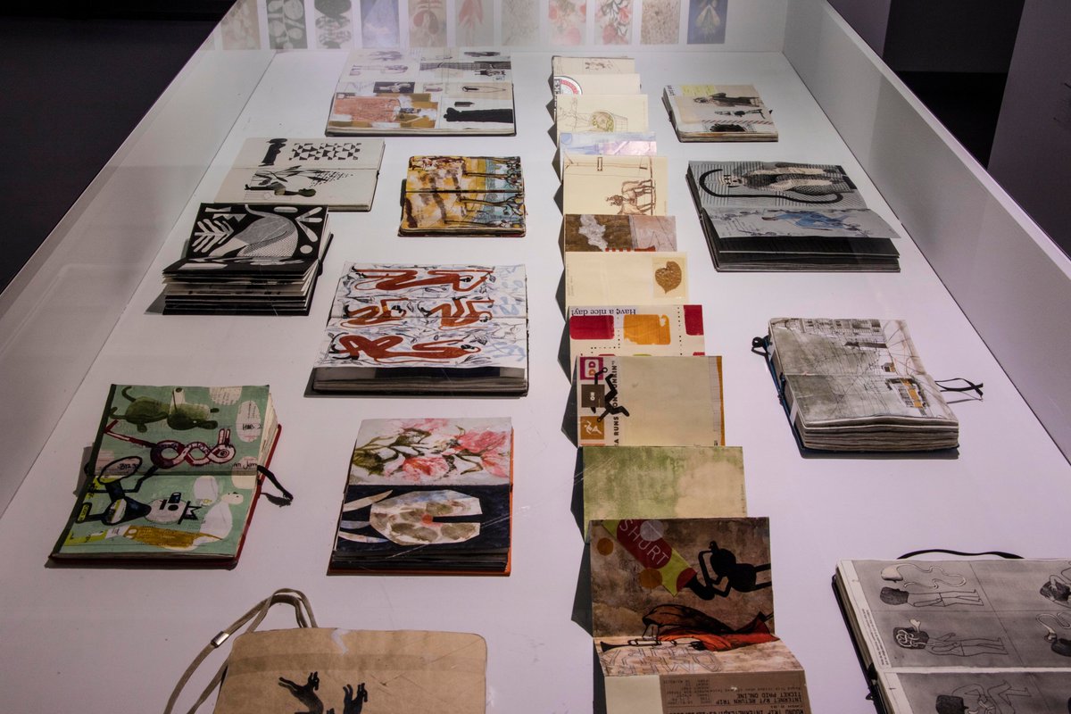 pquintanar's tweet photo. Cuadernos de artista de Isidro Ferrer, con historias, historiados, donde reflexionar, ilustrar, corregir. Cuadernos que contienen hallazgos, dudas, ocurrencias, posibilidades, recuerdos, viajes.

👉 #Exposición "Esto no es un cartel" hasta el 19 de abril en #PalacioQuintanar https://t.co/zZGFaKEmyP
